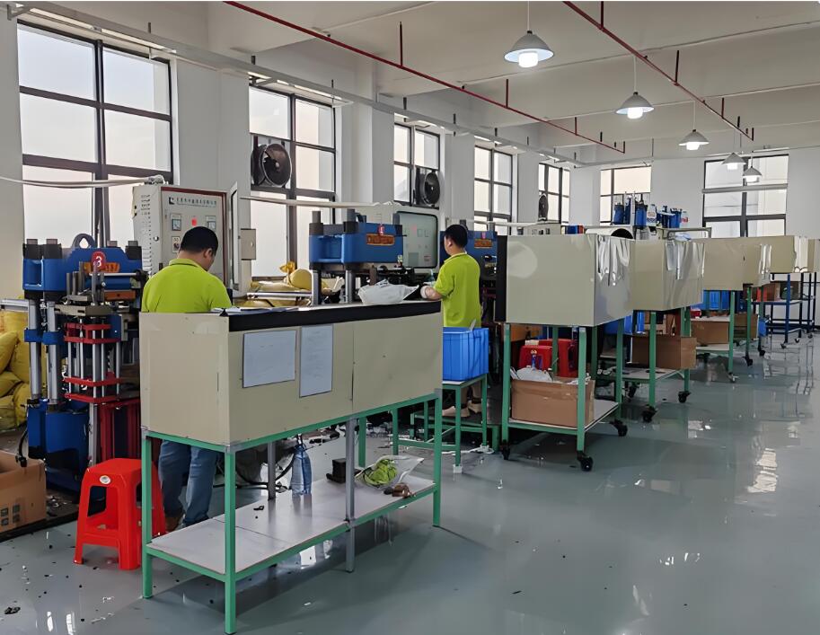 硅胶制品生产线场景，现代化车间设备，工人正在操作机器生产硅胶产品，明亮整洁的工作环境