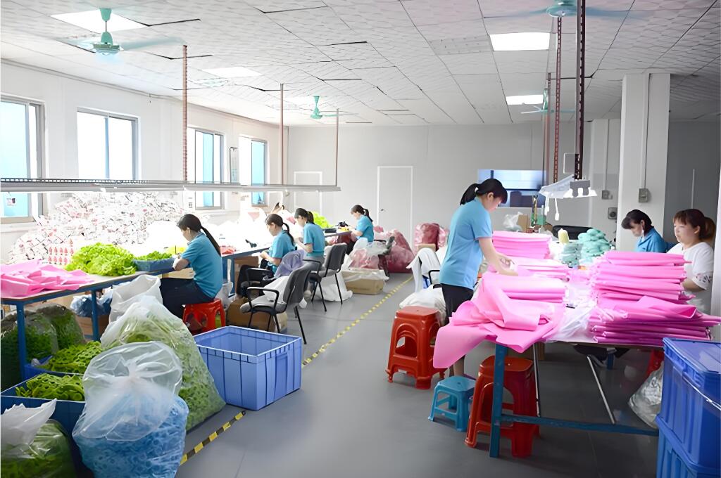 公司厂房外观，现代化工业建筑，绿色园区环境，标识清晰的工厂大门